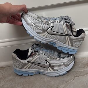 Nike women’s air zoom Vomero 5 metallic silver blue tint 8.5